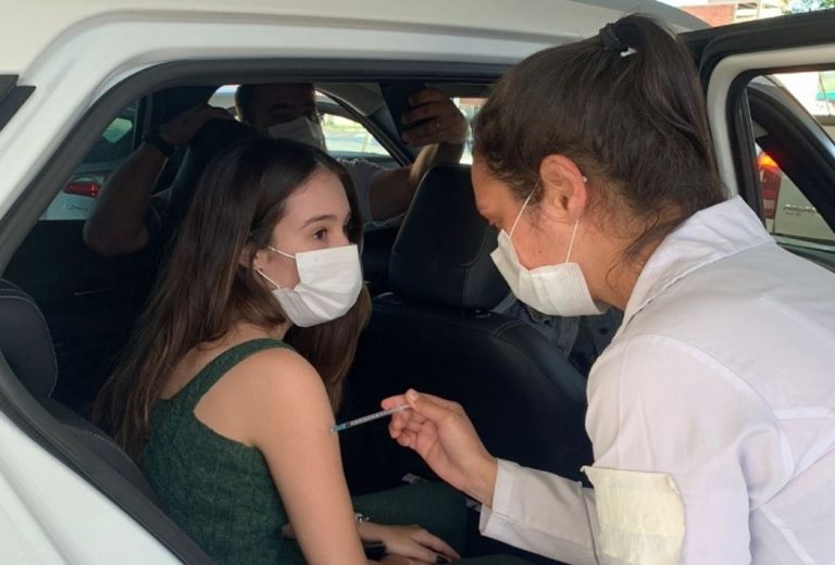 Balneário Camboriú inicia a vacinação dos adolescentes de 12 anos contra COVID