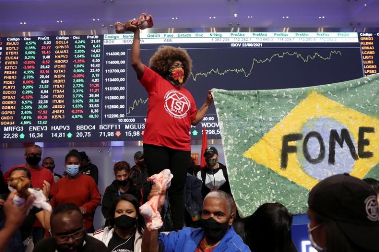 Em protesto, MTST invade prédio da bolsa de valores em SP
