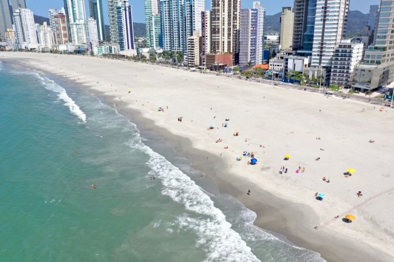 Alargamento chega a 2,5km na Praia Central de Balneário Camboriú