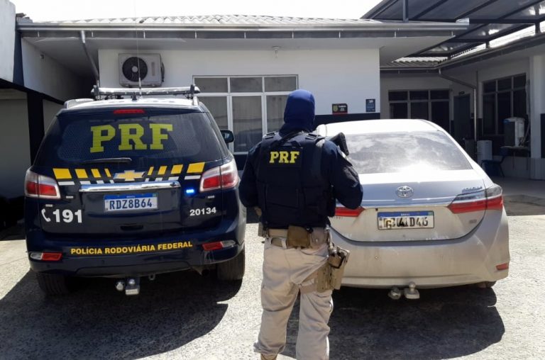 Após perseguição por terra e ar, dois homens são presos com carro roubado