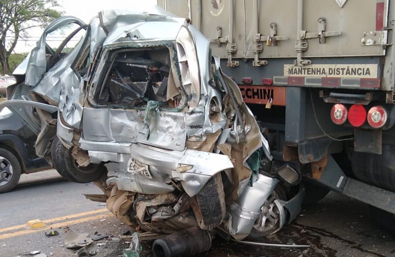 Carro é prensado por carretas em acidente. Duas mulheres morreram na hora