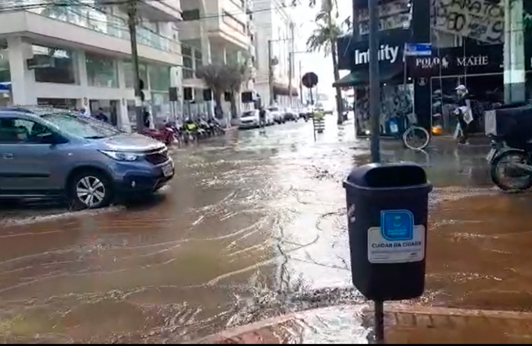 Rompimento em rede de água alaga a Av. Brasil