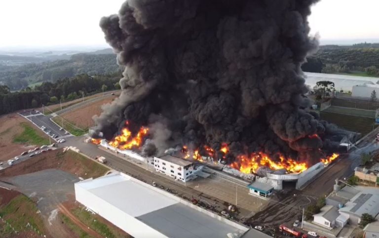 Incêndio destrói indústria Rafitec Propex e deixa feridos em Xaxim