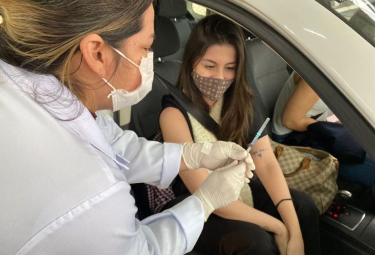 Balneário Camboriú iniciou dose de reforço em adolescentes nesta terça