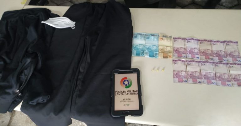 PM prende criminoso comprando drogas após assaltar farmácia