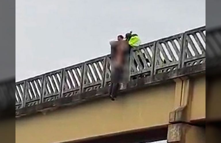Homem tenta suicídio em passarela mas é salvo por socorristas