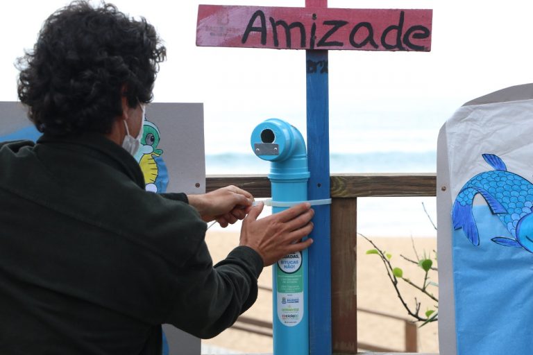 Alunos de Taquaras e Estaleirinho instalam bituqueiras nas Praias Agrestes