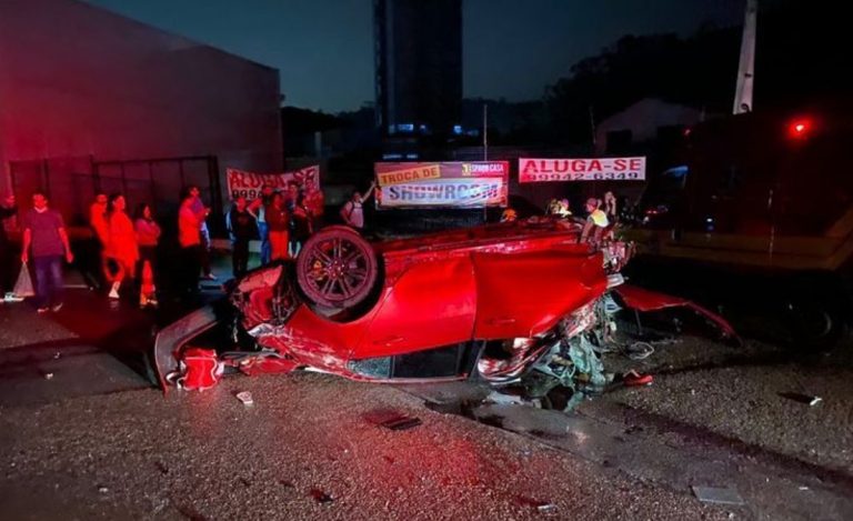 Carro de luxo fica destruído ao bater contra poste no Morro Cortado