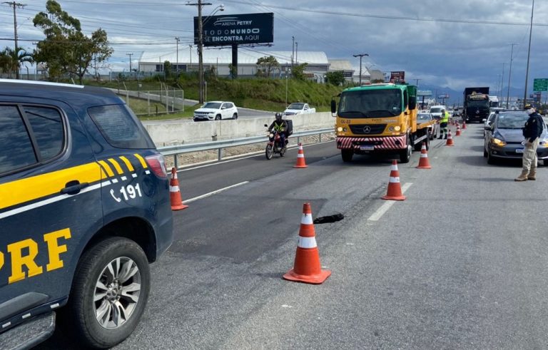 Buraco se abre na BR-101 e interdita faixa