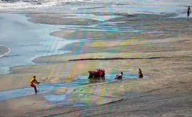 Mulheres ficam atoladas em trecho do alargamento em Balneário Camboriú