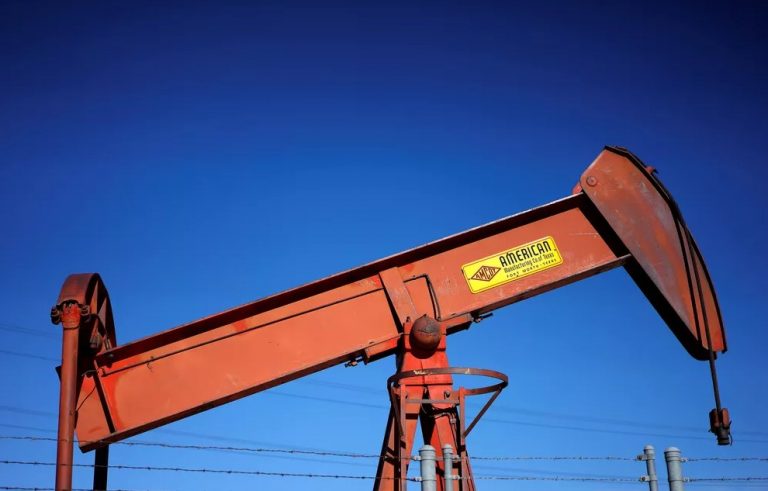 Preços do petróleo atingem máximas em três anos com oferta limitada