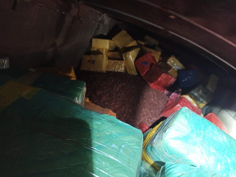 PRF e PF apreendem mais de 15 toneladas de maconha em carreta na BR 101 em Porto Belo