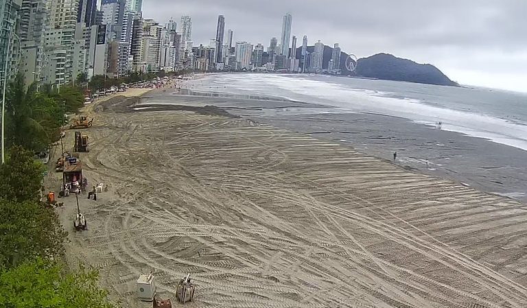 Alargamento da Praia Central está paralisado em Balneário Camboriú