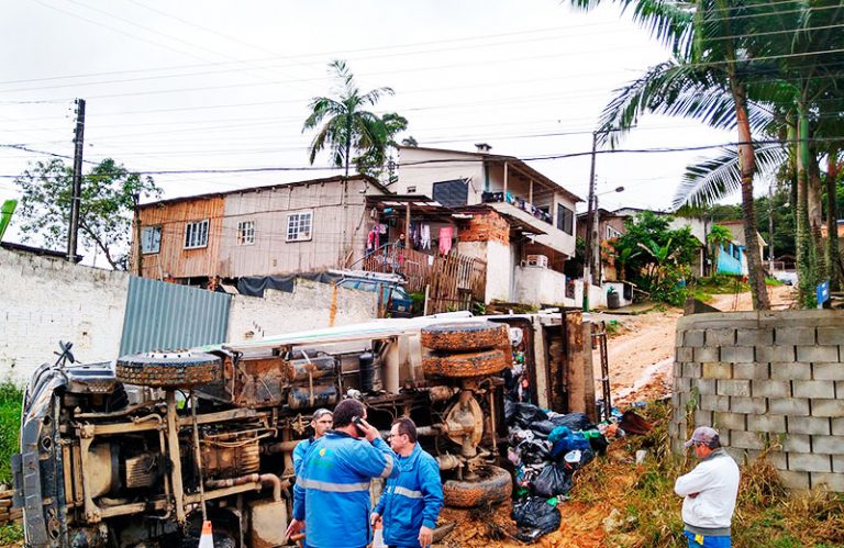 Caminhão de Lixo tomba e moradores reclamam de descaso da prefeitura