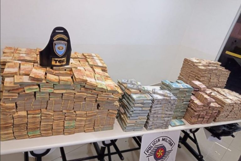 Polícia encontra quase 12 milhões de reais escondidos em carreta bitrem