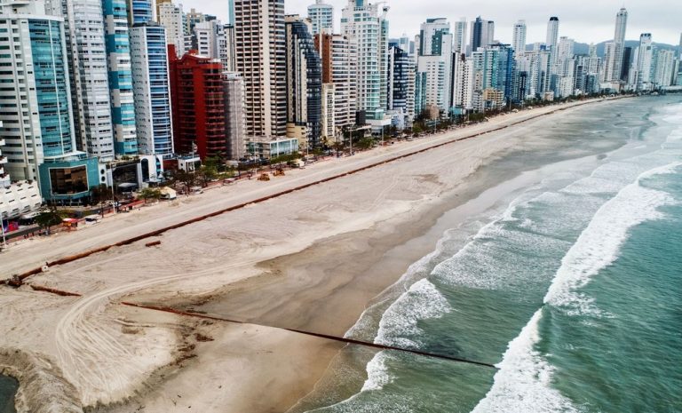 Tubulação é reposicionada e obra de alargamento é retomada Balneário Camboriú
