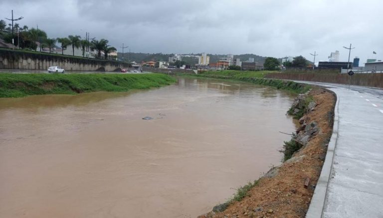 Rio Itajaí-Mirim deve sair da calha na tarde desta terça-feira (12)
