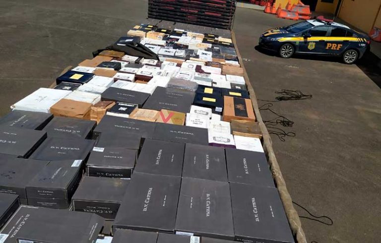 PRF flagra caminhão com 3500 litros de vinho contrabandeado da Argentina