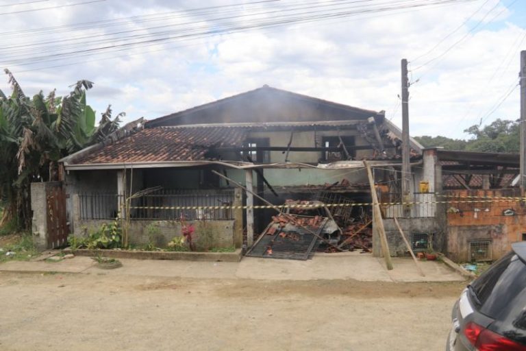 Briga entre vizinhos termina com homem morto, dois baleados e casa incendiada