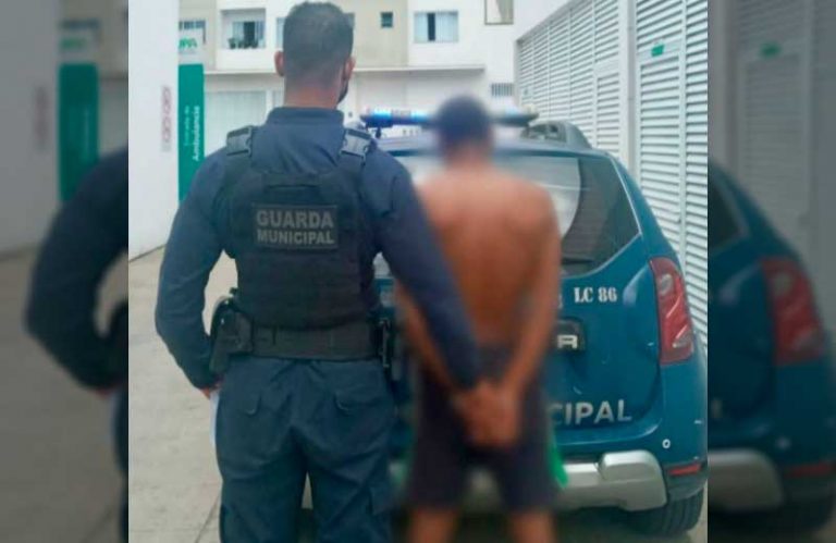 Detido por assalto de mulheres em BC foi solto e depredou carros na delegacia