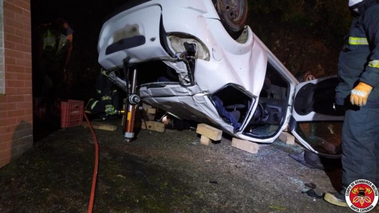 Carro capota e jovem de 17 anos morre em Brusque