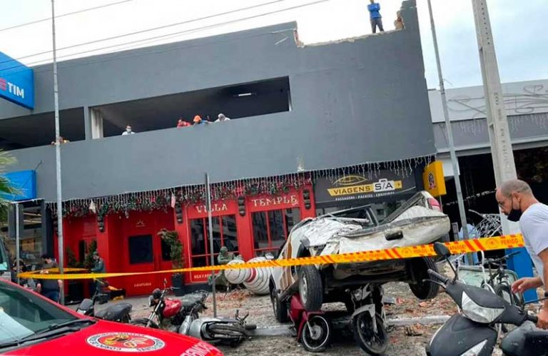 Veículo da JA Russi despenca de cima do Calçadão Praia Shopping