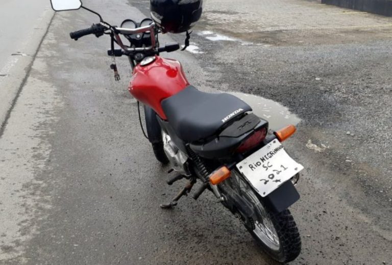 Moto de BC é flagrada pela PRF com placa pintada a mão