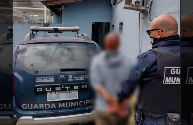 Tio abandona criança de 2 anos na praia e é preso