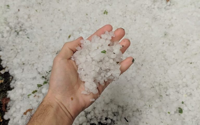 Canelinha passa por forte temporal de granizo. Prefeitura aciona Defesa Civil do Estado