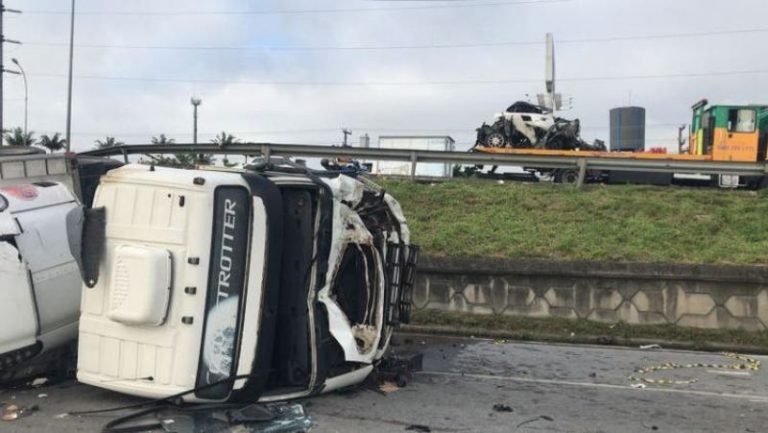 Acidente com caminhões e carros mata duas pessoas na BR 101