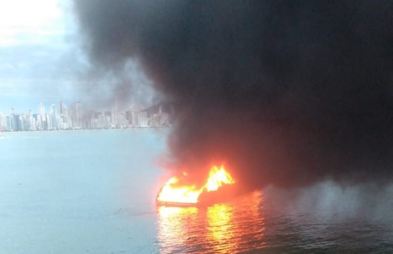 Incêndio destrói lancha em Balneário Camboriú