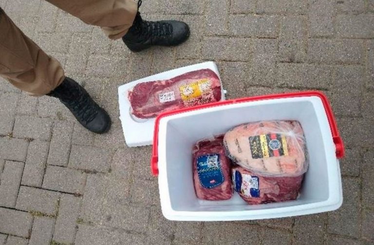 Mulheres são presas após furtarem carne em supermercado