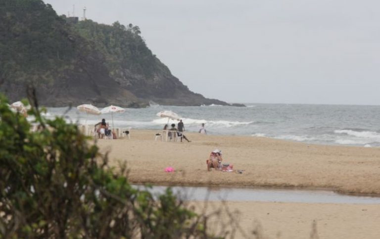Jovem morre afogada após tentar resgatar criança na Praia Brava em Itajaí