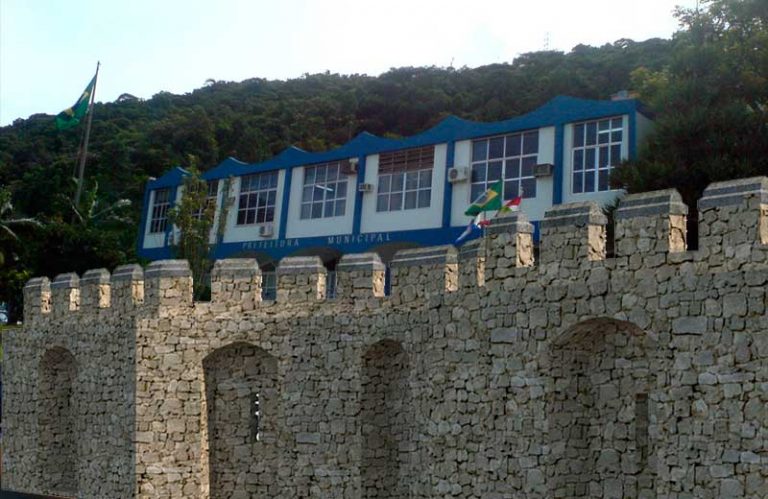 O castelo de muros altos em Balneário Camboriú