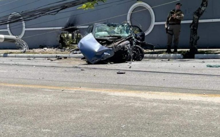 Motorista destrói carro contra muro de marina na Barra