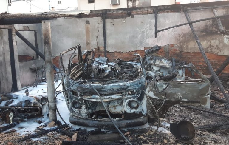 Kombi explode durante incêndio no Centro de Balneário Camboriú
