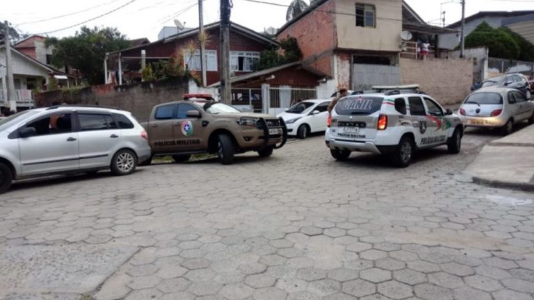 Menina de 12 anos esfaqueia o padrasto para defender a mãe