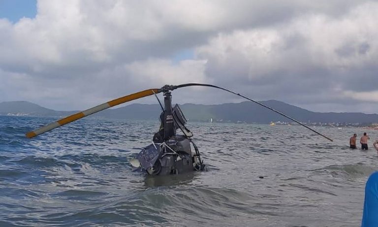 Helicóptero cai em meio a banhistas na praia de Canasvieiras