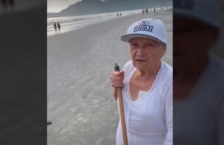 Idosa de 87 anos escreve mensagens na areia de praia de Balneário Camboriú