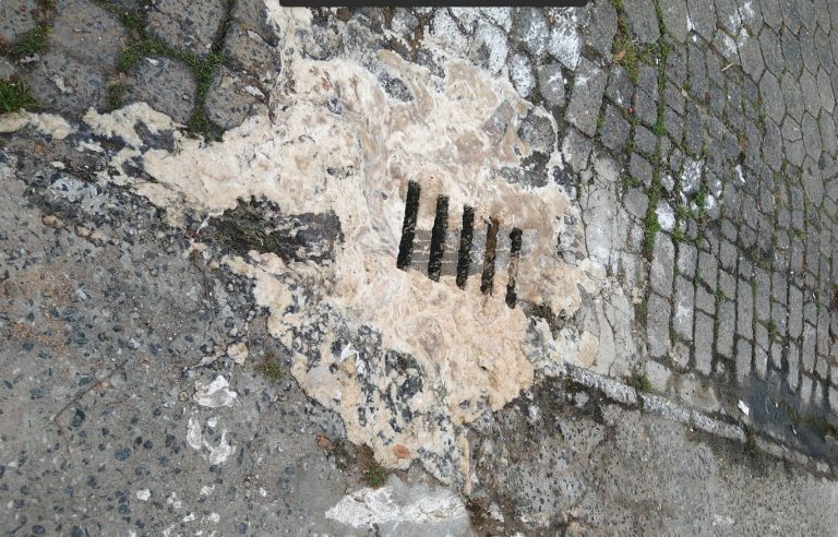 Emasa flagra descarte irregular de resíduos na drenagem pluvial