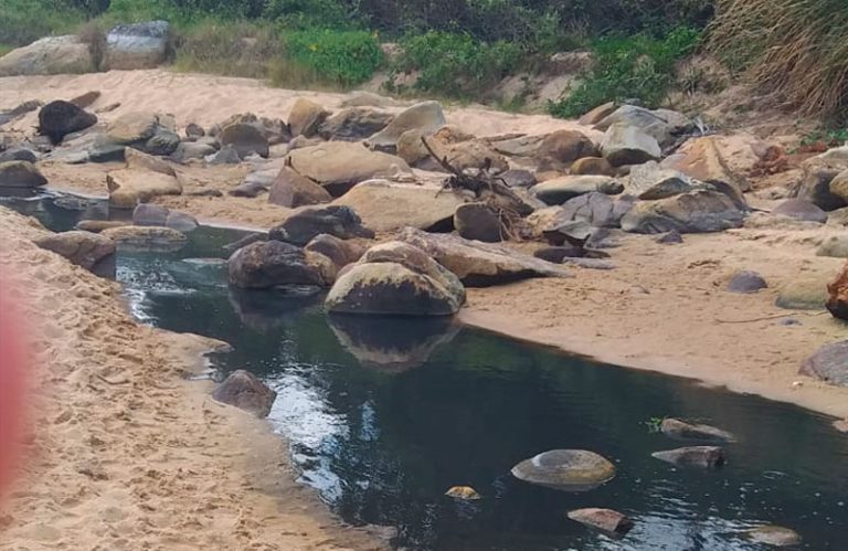 Vazamento em condomínio despeja esgoto na praia do Estaleirinho