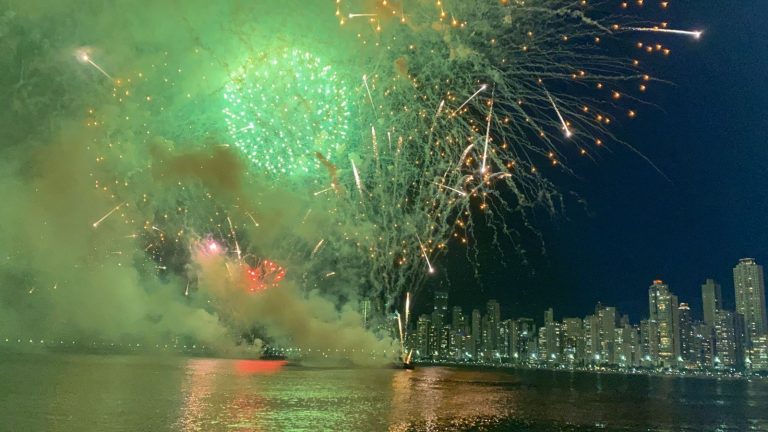 Show de fogos marca a chegada de 2022 em Balneário Camboriú