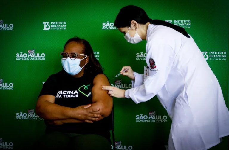 Há um ano, o Brasil vacinava a 1ª pessoa contra Covid