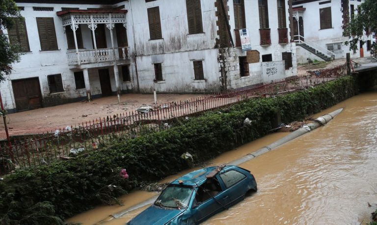 Temporal em Petrópolis, RJ, já contabiliza 38 mortes