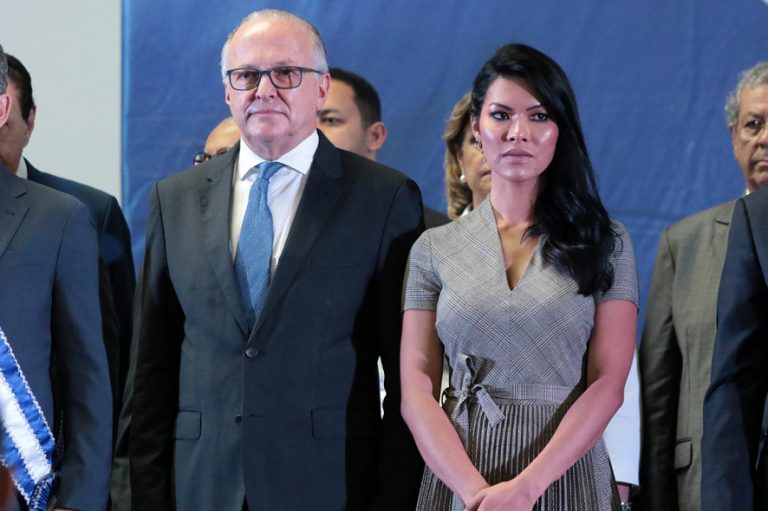 A pedido do MP, Justiça arquiva inquérito por violência doméstica contra governador do Mato Grosso