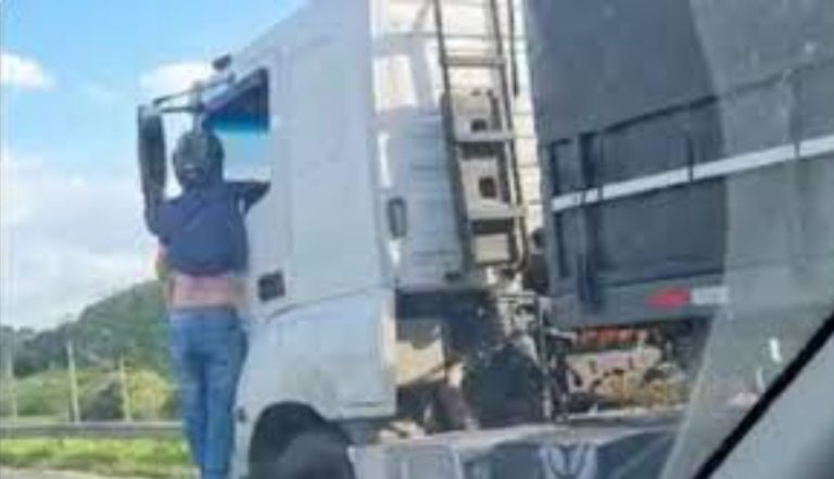 Caminhoneiro que arrastou motocicleta por mais de 30 km na BR-101 vai a júri popular