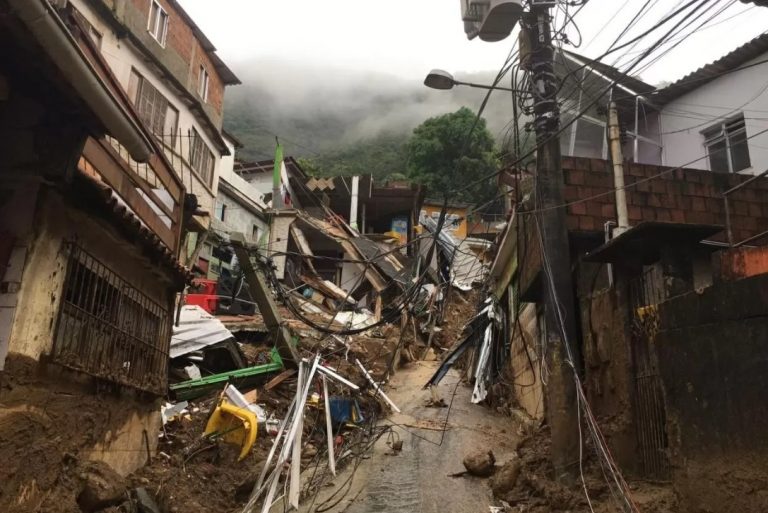 Sobe para 67 o número de mortos após temporal em Petrópolis-RJ