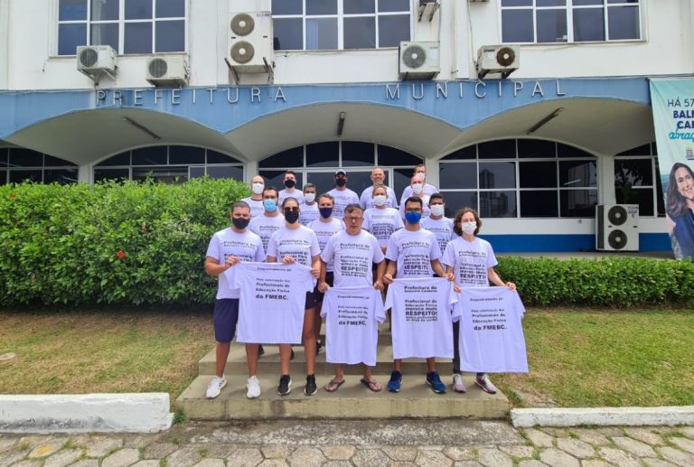 Profissionais da Educação Física de Balneário Camboriú fazem manifestação em frente à Prefeitura