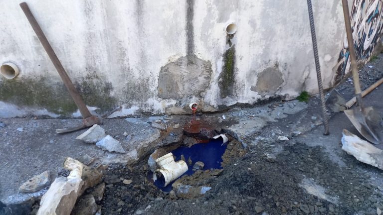 Ligação irregular de esgoto é lacrada na Barra