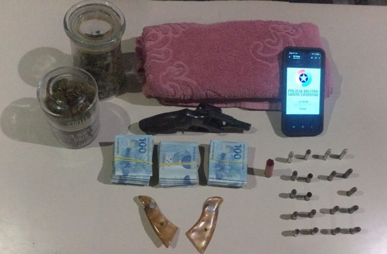 Após ameaça, homem é preso com droga, dinheiro e arma de fogo